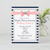 Nautische Stripes Marine Blue Peach Bow Uitnodigin Kaart (Staand voorkant)