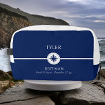 nautische thema bruiloft partij beste man toiletta toilettasje<br><div class="desc">De toilettas van het huwelijksfeest met nautisch thema om voor elk van de leden in uw huwelijksfeest te personaliseren. De aangepaste tekst bevat uw gastnaam, rol of relatie en de naam van de bruid en bruidegom en hun trouwdatum. Als u zich wilt wagen aan het ontwerpgereedschap, kunt u ook de...</div>