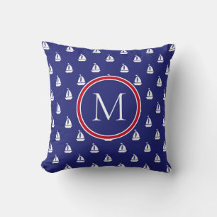 Nautische witte zeilboten op Navy Blue Monogram Kussen
