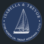 Nautische zeilboot retouradres ronde sticker<br><div class="desc">Marinekleurige retouradres stickers op maat van een nautische stijl bruiloft. Ze zijn voorzien van een unieke zeilboot illustratie in nautische stijl omringd door uw informatie.</div>