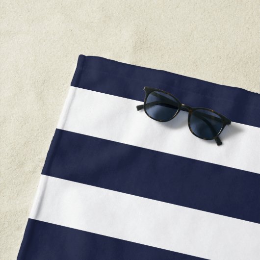 Nautische zeilboot Stripe Navy Monogram Strandlaken (In situ)