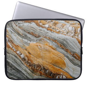 Nauwe fotografie van grijze en oranje stenen laptop sleeve