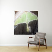 Nauwe opname van een maanvlinder wandkleed (In situ)