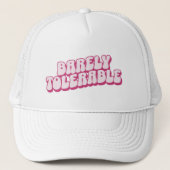 "Nauwelijks draaglijk" roze Jane Austen geïnspiree Trucker Pet (Voorkant)