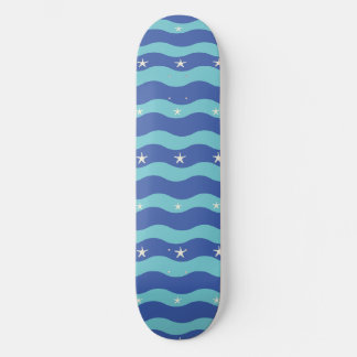 Nauwelle golven en zeesterren naadloos patroon in persoonlijk skateboard