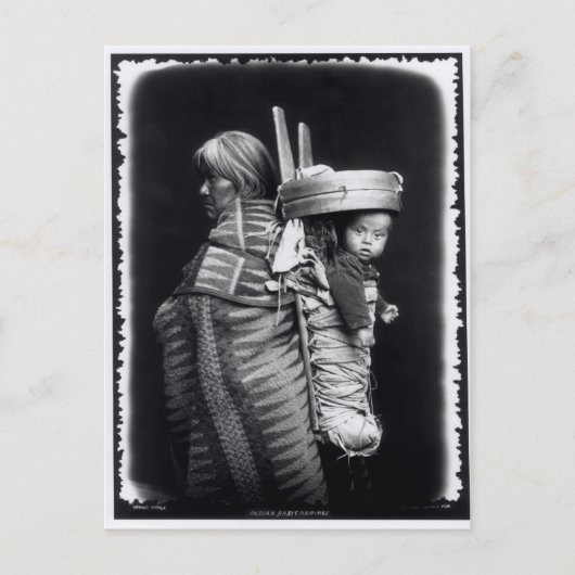 Navaho-vrouw met een papieren op haar rug briefkaart (Voorkant)