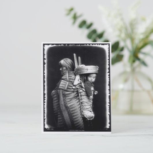 Navaho-vrouw met een papieren op haar rug briefkaart (Staand voorkant)