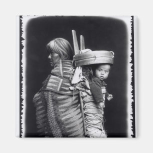 Navaho-vrouw met een papieren op haar rug magneet