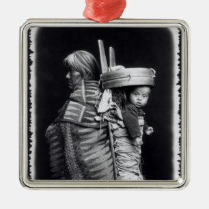 Navaho-vrouw met een papieren op haar rug metalen ornament