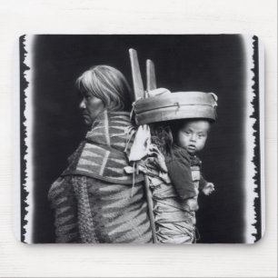 Navaho-vrouw met een papieren op haar rug muismat