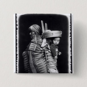 Navaho-vrouw met een papieren op haar rug vierkante button 5,1 cm