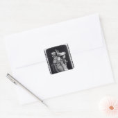 Navaho-vrouw met een papieren op haar rug vierkante sticker (Envelop)