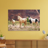Navajo-paarden lopen vrij op de Canyon-vloer Canvas Afdruk (Insitu (Woonkamer))