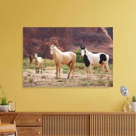 Navajo-paarden lopen vrij op de Canyon-vloer Canvas Afdruk (Insitu (Woonkamer))