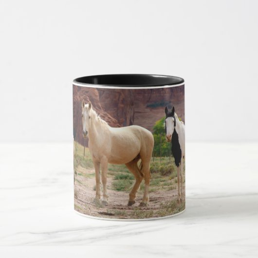 Navajo-paarden lopen vrij op de Canyon-vloer Mok (Midden)