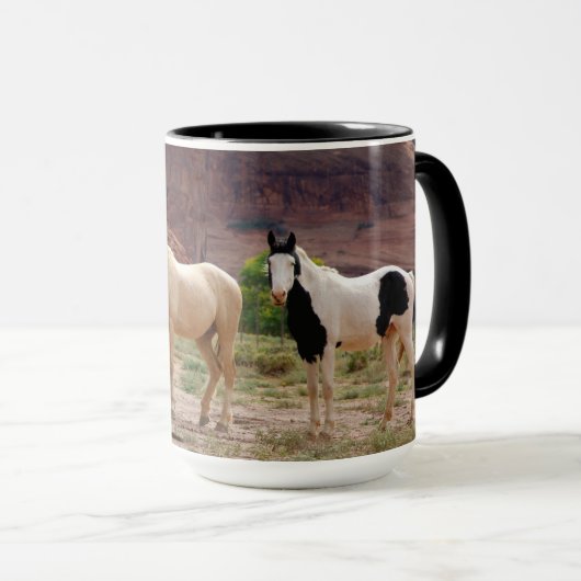 Navajo-paarden lopen vrij op de Canyon-vloer Mok (Voorkant rechts)