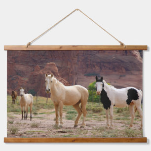 Navajo-paarden lopen vrij op de canyonbodem hangend wandkleed
