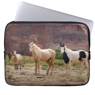 Navajo-paarden lopen vrij op de canyonbodem laptop sleeve