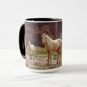 Navajo-paarden lopen vrij op de canyonbodem mok