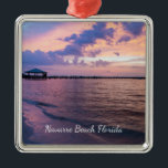 Navarra Beach Magic Hour Paarse Sunset Ornament<br><div class="desc">Een siersouvenir met een foto van een adembenemende manier om de dag op het strand af te maken! Ik nam deze foto van het magische uur vlak na zonsondergang in Navarra Beach Florida, Verenigde Staten. Op zoek naar meer prints of producten? Je kunt mijn winkel bezoeken: http://www.zazzle.com/timelessmomentsphtgy Deze foto is...</div>