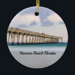 Navarra Beach Vist Ornament van de ronddraaiende p<br><div class="desc">Cirkel ornament met verbluffende paarse kleuren die in de lucht reflecteren na een neerslag op Navarra Beach Vist Pier in Florida, Verenigde Staten, terwijl de smaragdkleuren van de oceaan in het water tot uiting komen. Deze pier is de langste in de staat die zich uitstrekt van 1585 meter. Op zoek...</div>
