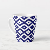 Navelblauw en wit diamantpatroon latte mok (Linkerhoek)