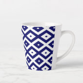 Navelblauw en wit diamantpatroon latte mok (Rechts)