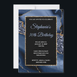 Navy Agate Gold Glitter Glam 30th Birthday Kaart<br><div class="desc">Creëer je eigen fancy, stijlvolle mijlpaal op 5 x 7 jaar feestdag voor haar 30ste verjaardag. Decoratieve faux goudglitter en marinesolge geode digital art graphics design background. Er is gouden glitter en zwarte rechthoekbekleding voor uw uitnodigingsinformatie. Pas de lichte dusty blauwe en witte doopvontstijlen, kleur en grootte aan. De luxe...</div>