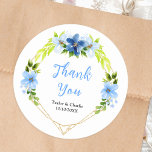 Navy and Baby Blue Floral Wedding Bedankt Ronde Sticker<br><div class="desc">Deze mooie en elegante bruiloft dank u sticker beschikt over waterverf babyblauw en marineblauw bloemen met gebladerte op een gouden geometrisch lijst. De tekst combineert handgeschreven script en serif fonts voor een stijlvolle en moderne look. Dit is perfect voor een lente of zomer rustieke bruiloft.</div>