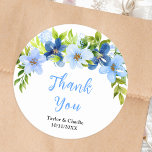 Navy and Baby Blue Floral Wedding Bedankt Ronde Sticker<br><div class="desc">Deze mooie en elegante bruiloft dank u sticker beschikt over waterverf babyblauw en marineblauw bloemen met gebladerte. De tekst combineert handgeschreven script en serif fonts voor een stijlvolle en moderne look. Dit is perfect voor een lente of zomer rustieke bruiloft.</div>