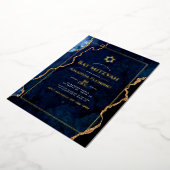Navy and Gold Faux Agate Bat Mitzvah Foto Folie Uitnodiging (Gedraaid)