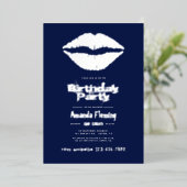 Navy and Silver Birthday Kiss Lips Folie Uitnodiging (Staand Voorkant)