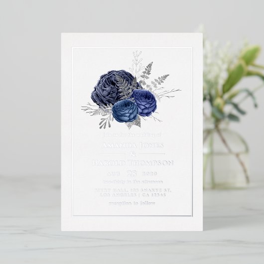 Navy and Silver Floral Wedding Folie Uitnodiging (Staand Voorkant)
