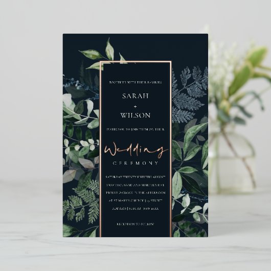 Navy Black Green Leafy Tropical Fauna Wedding Folie Uitnodiging (Staand Voorkant)