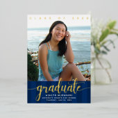 Navy blauw afstuderen foto modern script echt goud folie uitnodiging (Staand Voorkant)