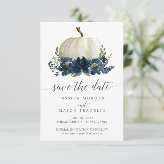 Navy Blauw Bloemen Pompoen Bruiloft Save the Dates Kaart (Staand voorkant)