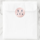 Navy Blauw Blush Bruiloft Monogram Envelop Afdicht Ronde Sticker (Tas)