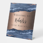 Navy blauw bronzen agaat verjaardag welkom reclamebord met voetstuk (Voorkant)