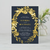 Navy Blauw en Goud Bloemen | Elegant Moody Bruilof Folie Uitnodiging (Staand Voorkant)