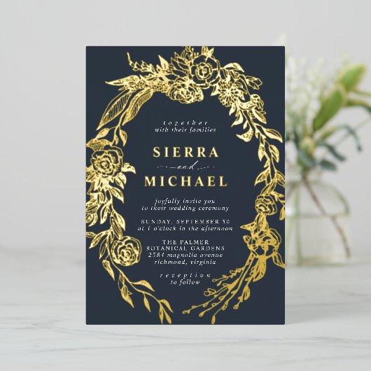 Navy Blauw en Goud Bloemen | Elegant Moody Bruilof Folie Uitnodiging (Staand Voorkant)