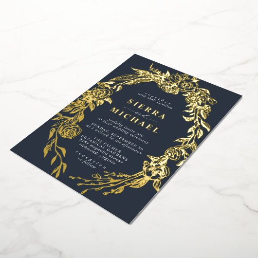 Navy Blauw en Goud Bloemen | Elegant Moody Bruilof Folie Uitnodiging (Gedraaid)