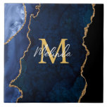 Navy Blauw en Goud Marmer Agaat Tegeltje<br><div class="desc">Deze tegel heeft een elegante en glamoureuze agate marmeren achtergrond met geode edelsteen detaillering en faux gouden glitteraccenten. Het monogram combineert handgeschreven script en moderne schreefloze lettertypen voor een stijlvolle en verfijnde look. Dit maakt het ideale cadeau omdat het kan worden aangepast met een naam en initiaal. De diepblauwe tinten...</div>