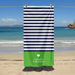 Navy blauw en groen chique strepen hart monogram strandlaken<br><div class="desc">Stijlvolle aangepaste strandlaken in groene, marineblauwe en witte kleuren. Dit ontwerp is voorzien van een preppy klassieke marine en wit gestreepte patroon. Personaliseer het met jouw naam monogram of andere aangepaste tekst met een schattig hartsymbool. Gebruik de ontwerpgereedschappen om achtergrondkleuren te kiezen, de tekstlettertypen en -kleuren te bewerken en uw...</div>