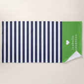 Navy blauw en groen chique strepen hart monogram strandlaken (Voorkant)