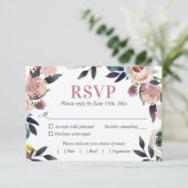 Navy Blauw en Stoffig Roze Bloemen Elegante Bruilo RSVP Kaartje (Staand voorkant)