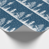 Navy blauw en wit besneeuwd winterbos cadeaupapier (Hoek)
