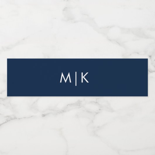 Navy Blauw en Wit | Moderne Monogram bruiloft Waterfles Etiket (Enkel label)