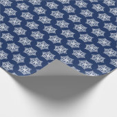 Navy Blauw en Witte Sneeuwvlokken Kerstmis Cadeaupapier (Hoek)