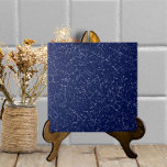 Navy blauw gekraakt glazuur eenvoudige moderne tex tegeltje<br><div class="desc">Deze crackled-glaze-look keramische tegel heeft een faux crackle op een donkerblauwe achtergrond. Ziet eruit als een handgemaakt,  ambachtelijk stuk met een decoratieve maar eenvoudige en neutrale uitstraling. Perfect als accent op zichzelf of gecombineerd met andere tegel motieven in een backsplash installatie. Kunst & design door Tuzi Williams.</div>
