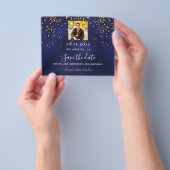 Navy blauw goud foto verjaardag save the date flyer (Hand)